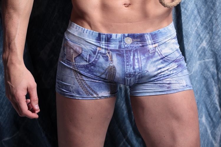 Член в шортах 