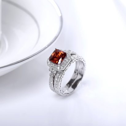 Luxurious silver 925 ring inlaid with red crystal bezel and side white special crystals