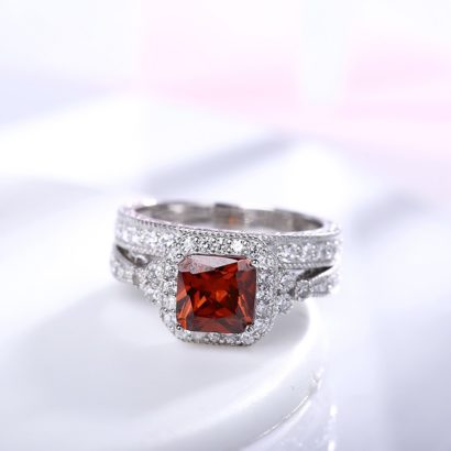 Luxurious silver 925 ring inlaid with red crystal bezel and side white special crystals