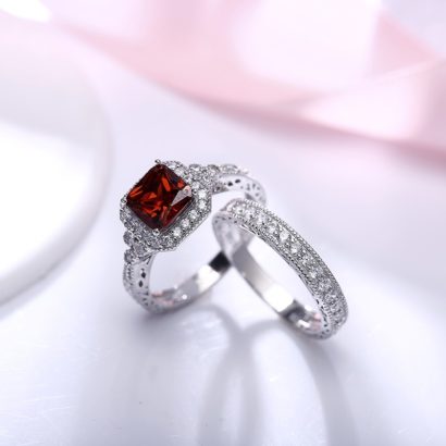 Luxurious silver 925 ring inlaid with red crystal bezel and side white special crystals