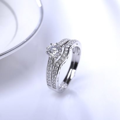 Luxurious silver 925 ring inlaid with white zircon bezel and side white special crystals