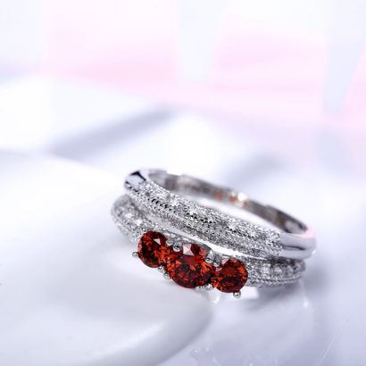 Luxurious silver 925 ring inlaid with three red crystal bezel and side white special crystals