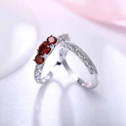 Luxurious silver 925 ring inlaid with three red crystal bezel and side white special crystals