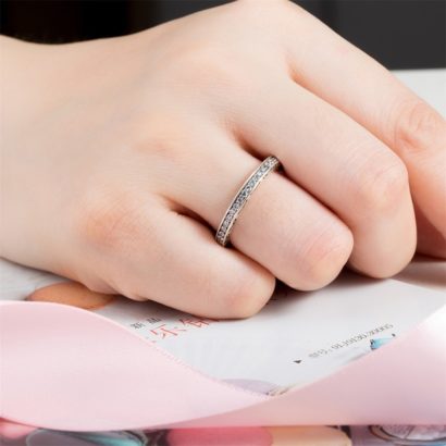 Silver 925 ring inlaid with white crystals on the edges and simple butterflies and dots decorate the ring