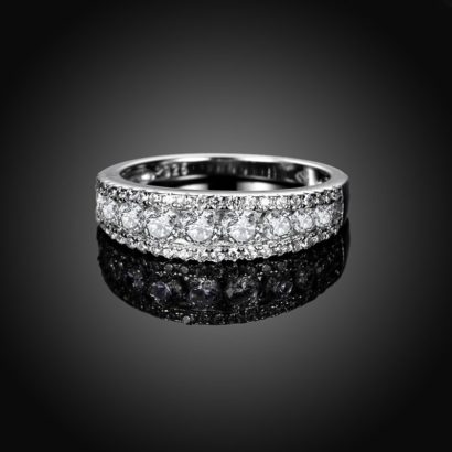 A unique ring inlaid with zircon crystals, suitable for romantic gifts
