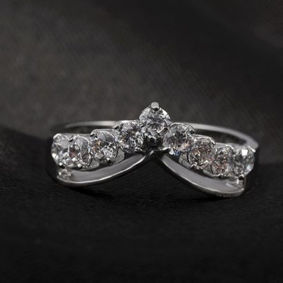 The special heart ring inlaid with white zircon