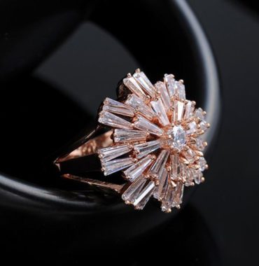 The rose copper ring plated with three layers of gold 18K, inlaid with big white zircons