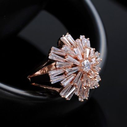 The rose copper ring plated with three layers of gold 18K, inlaid with big white zircons