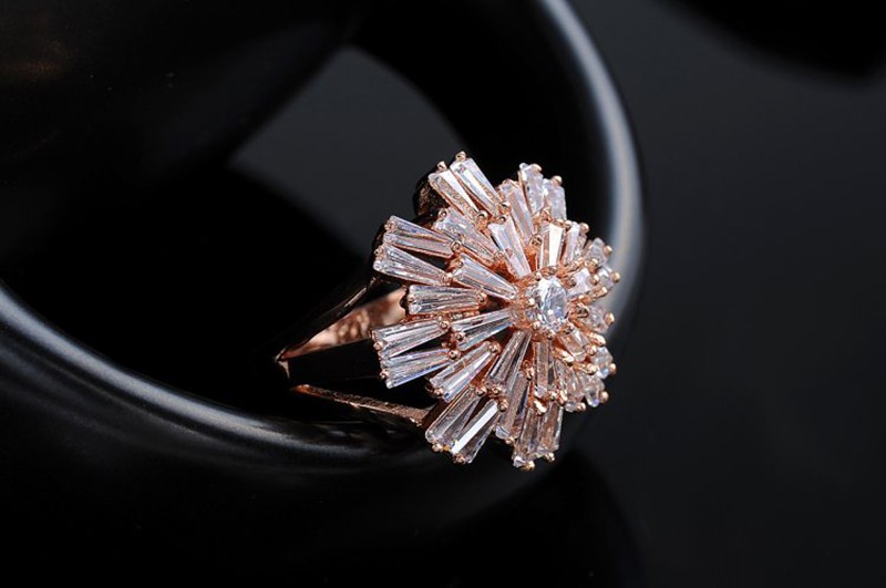 The rose copper ring plated with three layers of gold 18K, inlaid with big white zircons