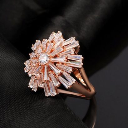 The rose copper ring plated with three layers of gold 18K, inlaid with big white zircons