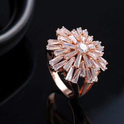 The rose copper ring plated with three layers of gold 18K, inlaid with big white zircons