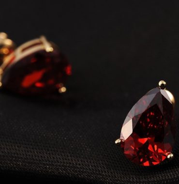 A unique simple earring design three times gold plated and inlaid with swiss red zircon