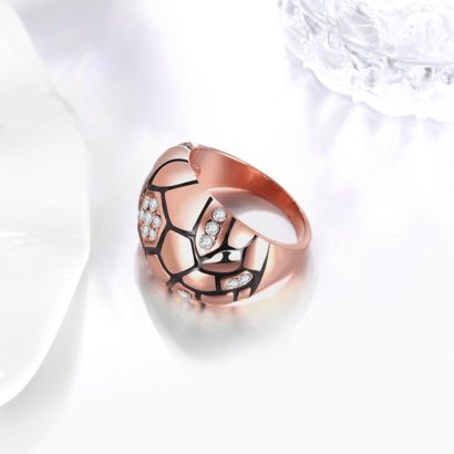 Unique design of rose gold plated ring inlaid with crystal diamond