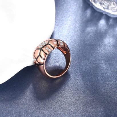 Unique design of rose gold plated ring inlaid with crystal diamond