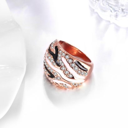 Rose gold plated ring inlaid with crystal diamond