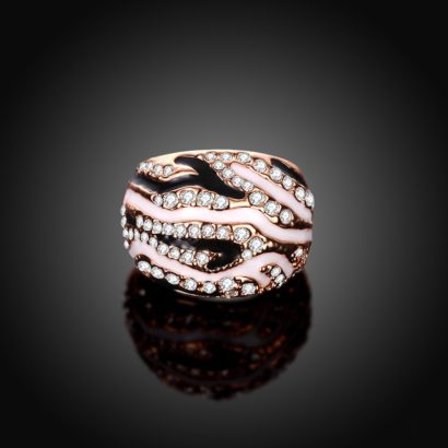 Rose gold plated ring inlaid with crystal diamond