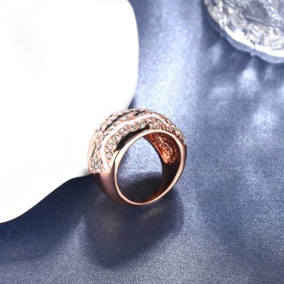 Rose gold plated ring inlaid with crystal diamond