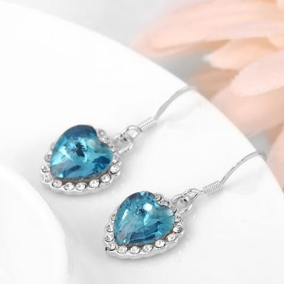 Dangles earing three times of gold plating and inlaid with blue austrian crystals surrounded by white crystals