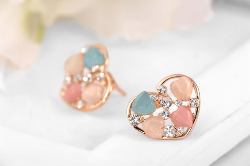 The heart earring is three times gold plated inlaid with white crystals and pied Austrian crystals
