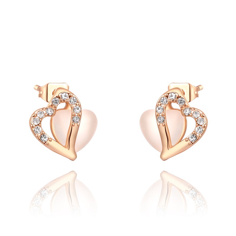 The heart earring is three times gold plated inlaid with white crystals and pied Austrian crystals