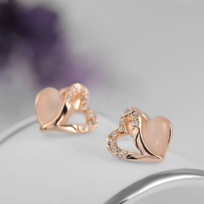 The heart earring is three times gold plated inlaid with white crystals and pied Austrian crystals