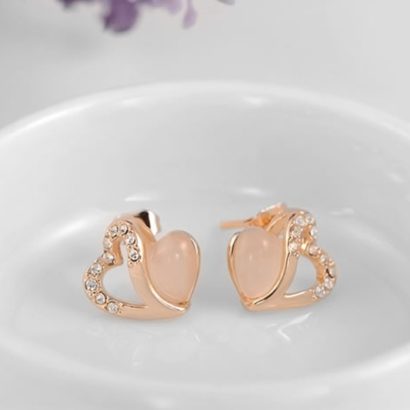 The heart earring is three times gold plated inlaid with white crystals and pied Austrian crystals