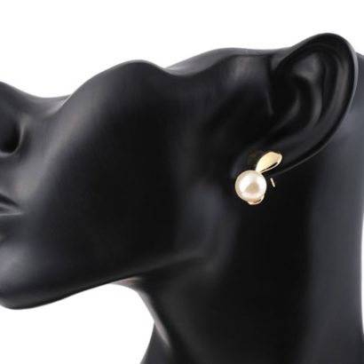 The connected heart and Pearl earring is three times gold plated
