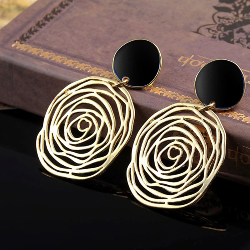 Spider web earring, gold plated and inlaid with black pearl