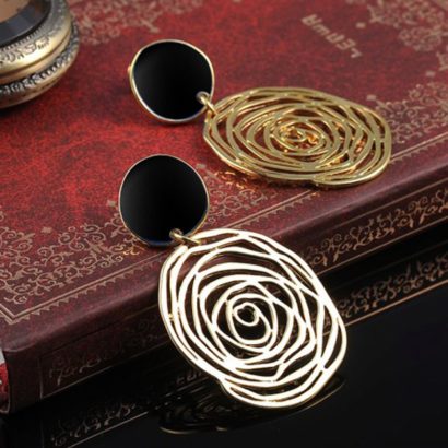 Spider web earring, gold plated and inlaid with black pearl