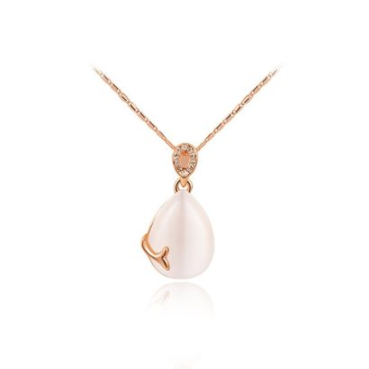 A luxurious necklace, three times gold plated and inlaid with pearl and special crystals