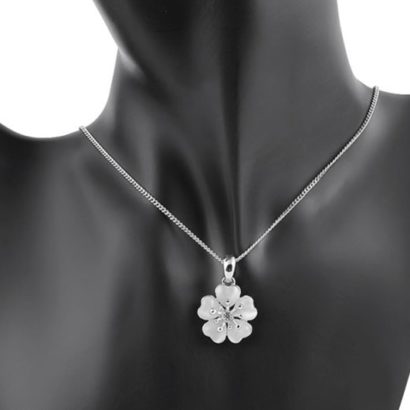 A luxurious flower necklace, three times gold plated and inlaid with pearls