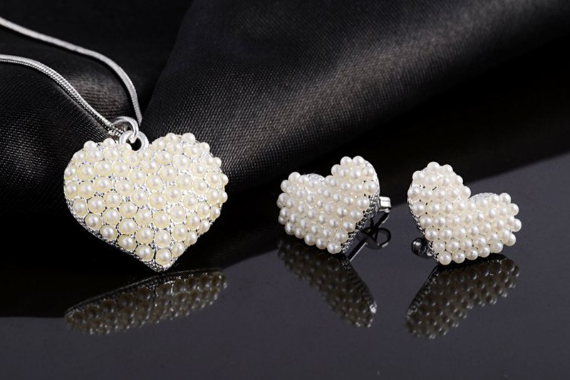 A luxurious Heart necklace, three times gold plated and inlaid with special pearls