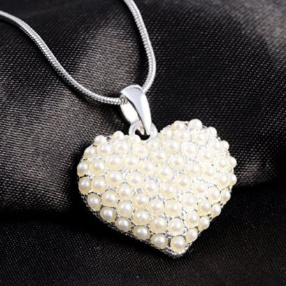 A luxurious Heart necklace, three times gold plated and inlaid with special pearls