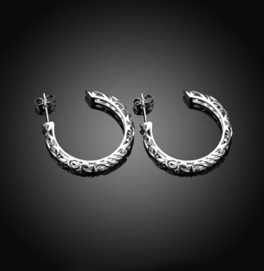 Special earring with Meander decoration and plated with silver