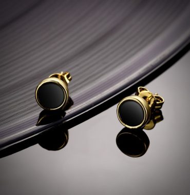 Special earring plated with gold and inlaid with black opal