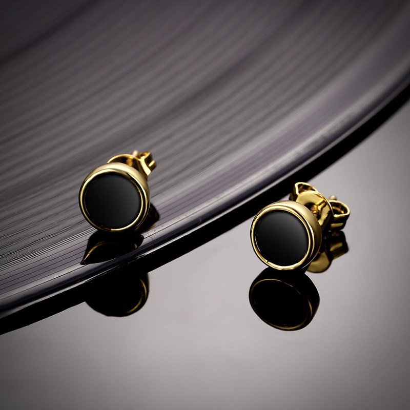 Special earring plated with gold and inlaid with black opal